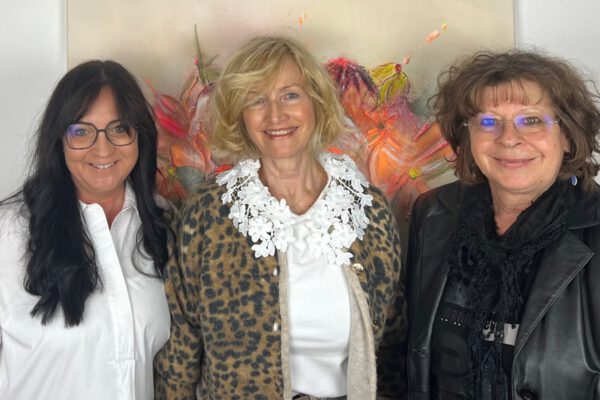 Petra Salzinger, Gerti Reitmeier und Conny Straubhaar-Tiffinger sind drei der 14 ausstellenden lokalen Künstlerinnen im Haus der Familie. Petra Salzinger, Gerti Reitmeier und Conny Straubhaar-Tiffinger sind drei der 14 ausstellenden lokalen Künstlerinnen im Haus der Familie.