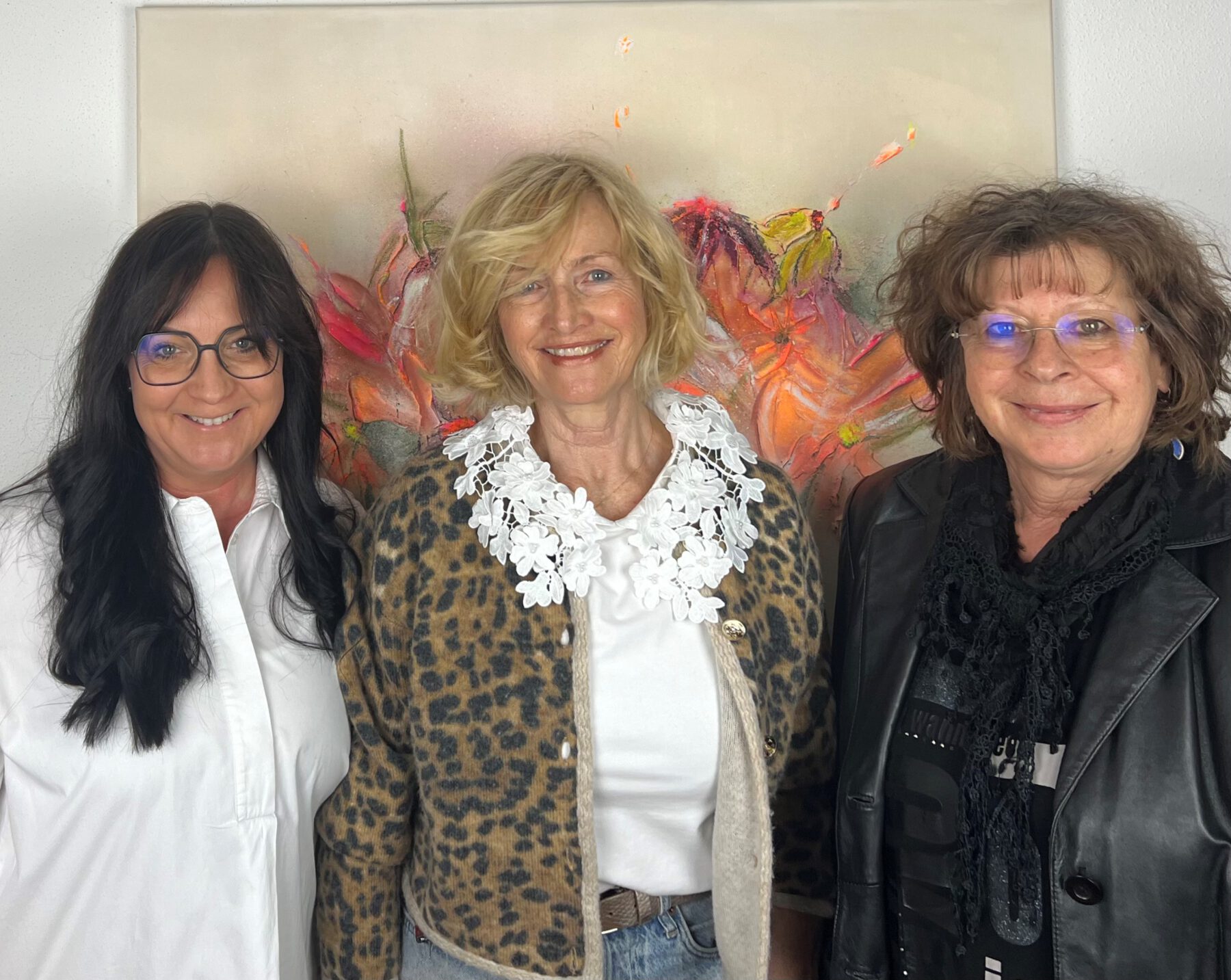 Petra Salzinger, Gerti Reitmeier und Conny Straubhaar-Tiffinger sind drei der 14 ausstellenden lokalen Künstlerinnen im Haus der Familie.