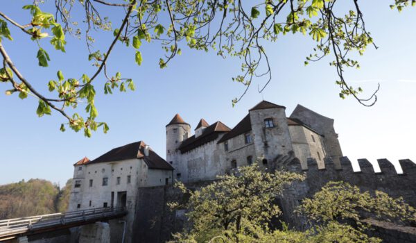 Die Museen auf der weltlängsten Burg starten am 15. März mit sehenswerten Sonderausstellungen in die Saison. Die Internationale Jazzwoche Burghausen bildet den Auftakt der Tourismussaison in Burghausen. Fotocredit: Burghauser Touristik