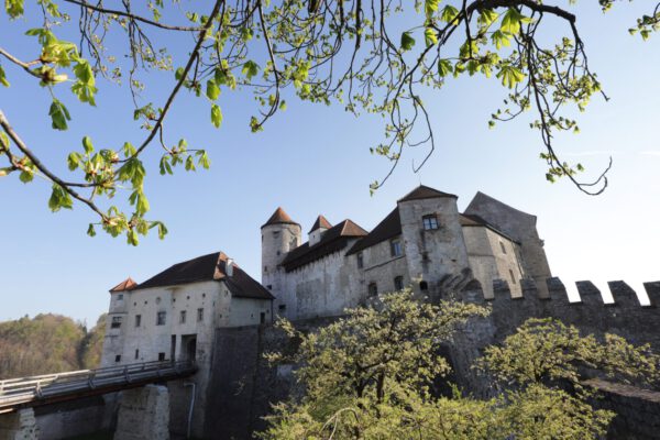 Hauptburg_16.04.11_1544 Die Museen auf der weltlängsten Burg starten am 15. März mit sehenswerten Sonderausstellungen in die Saison. Die Internationale Jazzwoche Burghausen bildet den Auftakt der Tourismussaison in Burghausen. Fotocredit: Burghauser Touristik