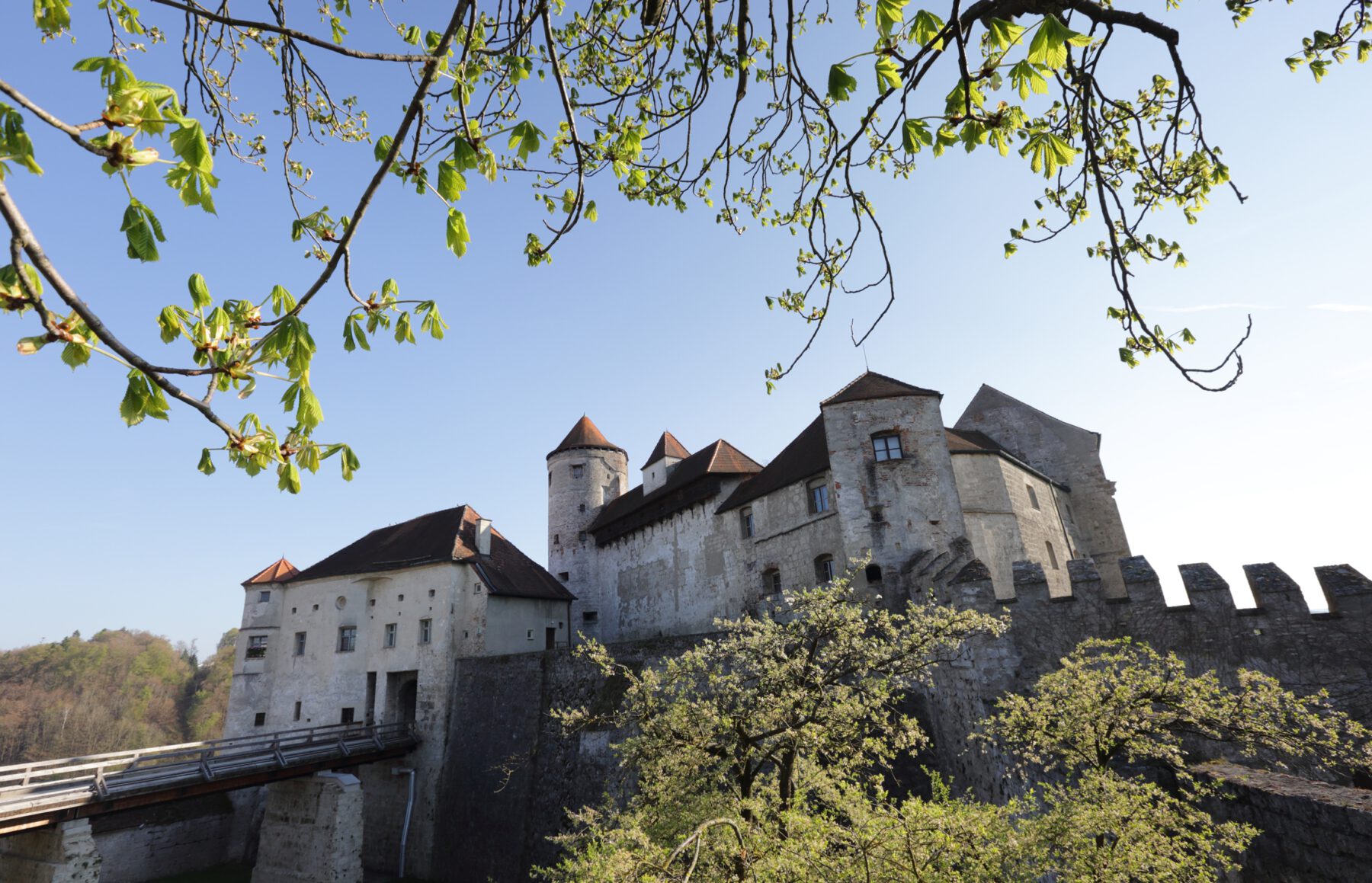 Die Museen auf der weltlängsten Burg starten am 15. März mit sehenswerten Sonderausstellungen in die Saison. Die Internationale Jazzwoche Burghausen bildet den Auftakt der Tourismussaison in Burghausen. Fotocredit: Burghauser Touristik