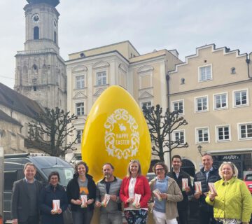 Starting signal for this year's egg hunt - from left. Florian Schneider (first mayor of the city of Burghausen), Sigrid Resch (managing director of Burghauser Touristik) and many egg sponsors Photo credit: Burghauser Touristik