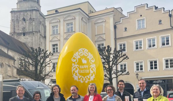 Startschuss für die diesjährige Eiersuche – v.li. Florian Schneider (Erster Bürgermeister der Stadt Burghausen), Sigrid Resch (Geschäftsführerin der Burghauser Touristik) und viele Eierpaten Fotocredit: Burghauser Touristik