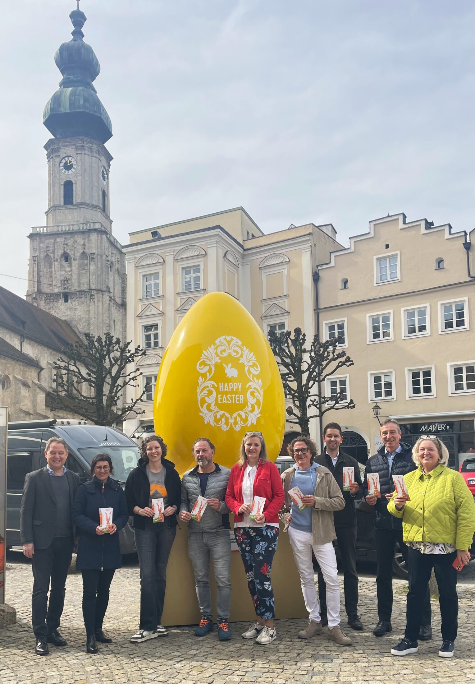 Startschuss für die diesjährige Eiersuche – v.li. Florian Schneider (Erster Bürgermeister der Stadt Burghausen), Sigrid Resch (Geschäftsführerin der Burghauser Touristik) und viele Eierpaten Fotocredit: Burghauser Touristik