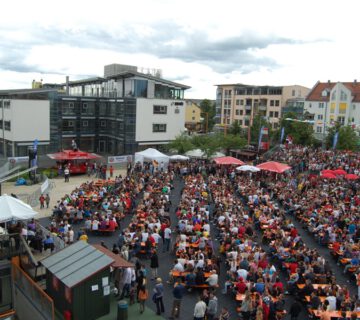 So wie zur WM 2006 wird es zur Fußball-EM 2024 wieder ein großes Public Viewing auf dem Bürgerplatz geben. Fotocredit Herbert Öller