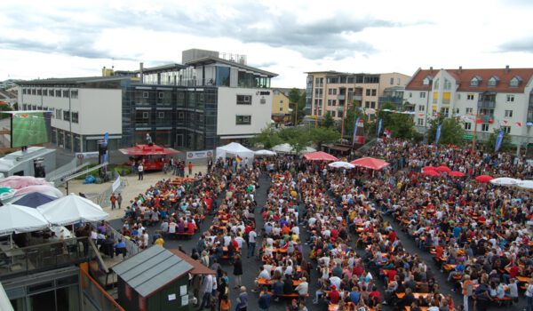 Al igual que en el Mundial de 2006, la Eurocopa de fútbol de 2024 volverá a contar con un gran público en la Bürgerplatz. Crédito de la foto: Herbert Öller.
