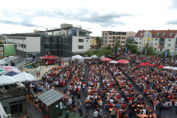 So wie zur WM 2006 wird es zur Fußball-EM 2024 wieder ein großes Public Viewing auf dem Bürgerplatz geben. Fotocredit Herbert Öller So wie zur WM 2006 wird es zur Fußball-EM 2024 wieder ein großes Public Viewing auf dem Bürgerplatz geben. Fotocredit Herbert Öller