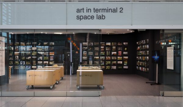 Noch bis 30. April 2024 ist die Ausstellung „Regen – Wald 3“, eine Fortsetzung der „Regen – Wald“-Reihe von Markus Heinsdorff im Terminal 2 des Münchner Flughafens zu sehen. © Haus der Fotografie Burghausen