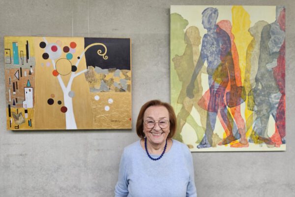 Katalin Harrer vor zwei ihrer Werke, die im Haus der Familie ausgestellt sind. © Haus der Familie Katalin Harrer vor zwei ihrer Werke, die im Haus der Familie ausgestellt sind. © Haus der Familie