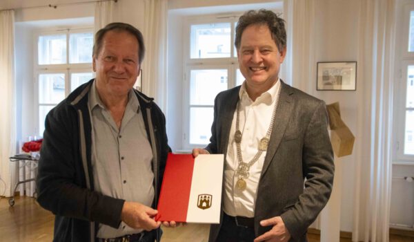 Dieter Szehr ist neuer Feldgeschworener in Burghausen. Erster Bürgermeister Florian Schneider vereidigte den Ehrenamtlichen in seinem Büro. © Stadt Burghausen/ebh