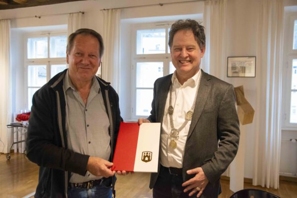 Dieter Szehr ist neuer Feldgeschworener in Burghausen. Erster Bürgermeister Florian Schneider vereidigte den Ehrenamtlichen in seinem Büro. © Stadt Burghausen/ebh Dieter Szehr ist neuer Feldgeschworener in Burghausen. Erster Bürgermeister Florian Schneider vereidigte den Ehrenamtlichen in seinem Büro. © Stadt Burghausen/ebh