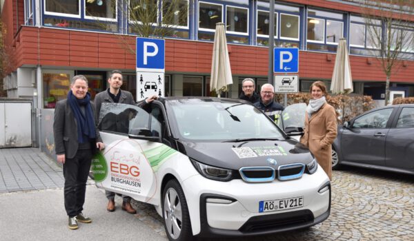 V. l. n. r.: Erster Bürgermeister Florian Schneider, Pascal Steinbach, Produktmanager Energie Südbayern, Michael Bock, Leiter der städtischen Rechtsabteilung und Geschäftsführer der EBG, Martin Hinterwinkler, Mobilitätsbeauftragter der Stadt Burghausen, und Tanja Erb, Geschäftsführerin der EBG, mit dem neuen Sharing-Fahrzeug. © Stadt Burghausen/ebh