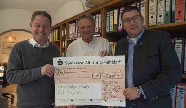 Die Stadt unterstützt eine Spendenaktion des Rotary Club Altötting-Burghausen und des Bauingenieurs Norbert Wagner mit 2.000 Euro. Insgesamt kamen für das Schulprojekt in Sri Lanka 5.000 Euro zusammen. © Stadt Burghausen/ebh