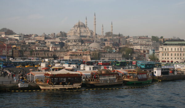 Ein Besuch der Hagia Sophia, eine Bootsfahrt entlang des Bosporus, Impressionen aus dem Theater in Kuşadası – die Burghauser Stadtreise 2024 steuert zahlreiche attraktive Ziele an © RT Reisen