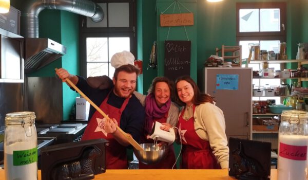 Marcel Anslinger, Monika Lengyel und Sarah Waizmann freuen sich schon auf viele Kinder, die in den Osterferien 2024 im Freizeitheim spielen, basteln, tanzen und kochen. © Freizeitheim Burghausen