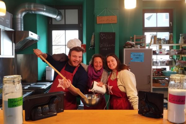 Marcel Anslinger, Monika Lengyel und Sarah Waizmann freuen sich schon auf viele Kinder, die in den Osterferien 2024 im Freizeitheim spielen, basteln, tanzen und kochen. © Freizeitheim Burghausen Marcel Anslinger, Monika Lengyel und Sarah Waizmann freuen sich schon auf viele Kinder, die in den Osterferien 2024 im Freizeitheim spielen, basteln, tanzen und kochen. © Freizeitheim Burghausen