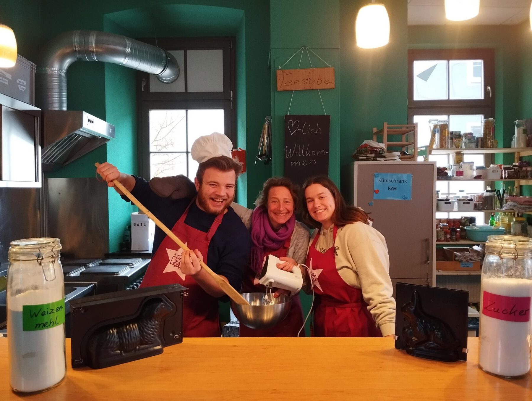 Marcel Anslinger, Monika Lengyel und Sarah Waizmann freuen sich schon auf viele Kinder, die in den Osterferien 2024 im Freizeitheim spielen, basteln, tanzen und kochen. © Freizeitheim Burghausen