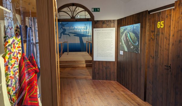 Die neue Sonderausstellung „Der Wöhrsee – mehr als nur ein Badesee“ wird am Abend des 21. März 2024 eröffnet. Besucherinnen und Besucher können sich auf viele spannende Fakten über den Wöhrsee freuen und erfahren, wofür der Wöhrsee – abgesehen zum Baden – in der Vergangenheit genutzt wurde. Fotocredit: Stadmuseum Burghausen/vtr