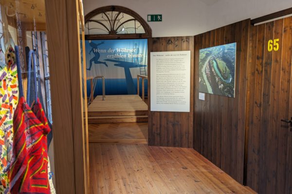 PM 64 Stadt Burghausen Wöhrsee Sonderausstellung Foto Stadtmuseum Burghausen Taeuffenbach Die neue Sonderausstellung „Der Wöhrsee – mehr als nur ein Badesee“ wird am Abend des 21. März 2024 eröffnet. Besucherinnen und Besucher können sich auf viele spannende Fakten über den Wöhrsee freuen und erfahren, wofür der Wöhrsee – abgesehen zum Baden – in der Vergangenheit genutzt wurde. Fotocredit: Stadmuseum Burghausen/vtr