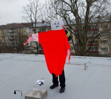 In collaboration with the Burghausen building yard and the Burghausen volunteer fire department, the scarecrow and loudspeakers were installed on the roof of the St. Konrad daycare center. © City of Burghausen/Environmental Office