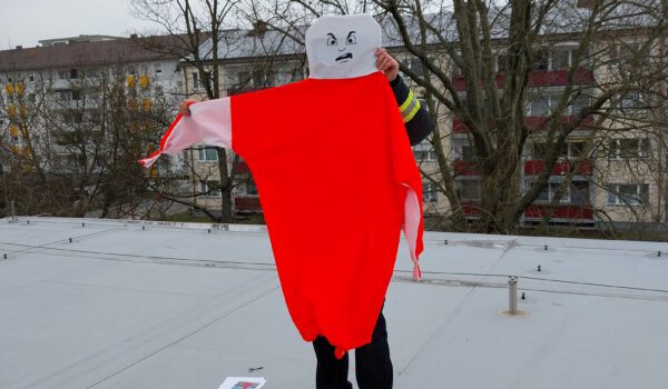 In Zusammenarbeit mit dem Burghauser Bauhof und der Freiwilligen Feuerwehr Burghausen wurden die Vogelscheuche und die Lautsprecher auf dem Dach der Kita St. Konrad installiert. © Stadt Burghausen/Umweltamt