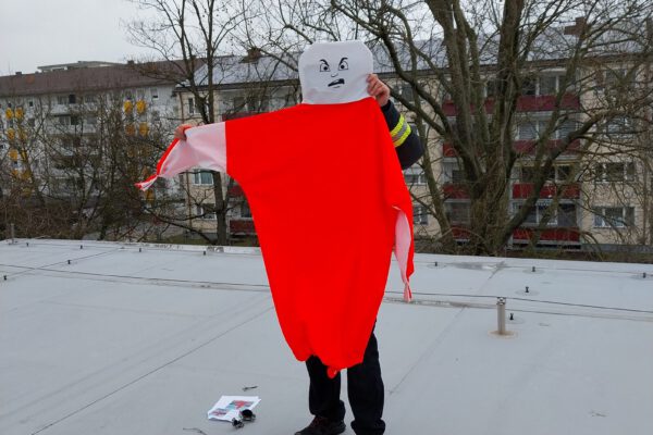 In Zusammenarbeit mit dem Burghauser Bauhof und der Freiwilligen Feuerwehr Burghausen wurden die Vogelscheuche und die Lautsprecher auf dem Dach der Kita St. Konrad installiert. © Stadt Burghausen/Umweltamt In Zusammenarbeit mit dem Burghauser Bauhof und der Freiwilligen Feuerwehr Burghausen wurden die Vogelscheuche und die Lautsprecher auf dem Dach der Kita St. Konrad installiert. © Stadt Burghausen/Umweltamt