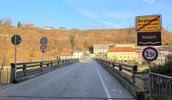 Das Holzgeländer der Alten Brücke wird in den Osterferien 2024 saniert. © Stadt Burghausen/ebh