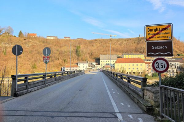 Das Holzgeländer der Alten Brücke wird in den Osterferien 2024 saniert. © Stadt Burghausen/ebh Das Holzgeländer der Alten Brücke wird in den Osterferien 2024 saniert. © Stadt Burghausen/ebh