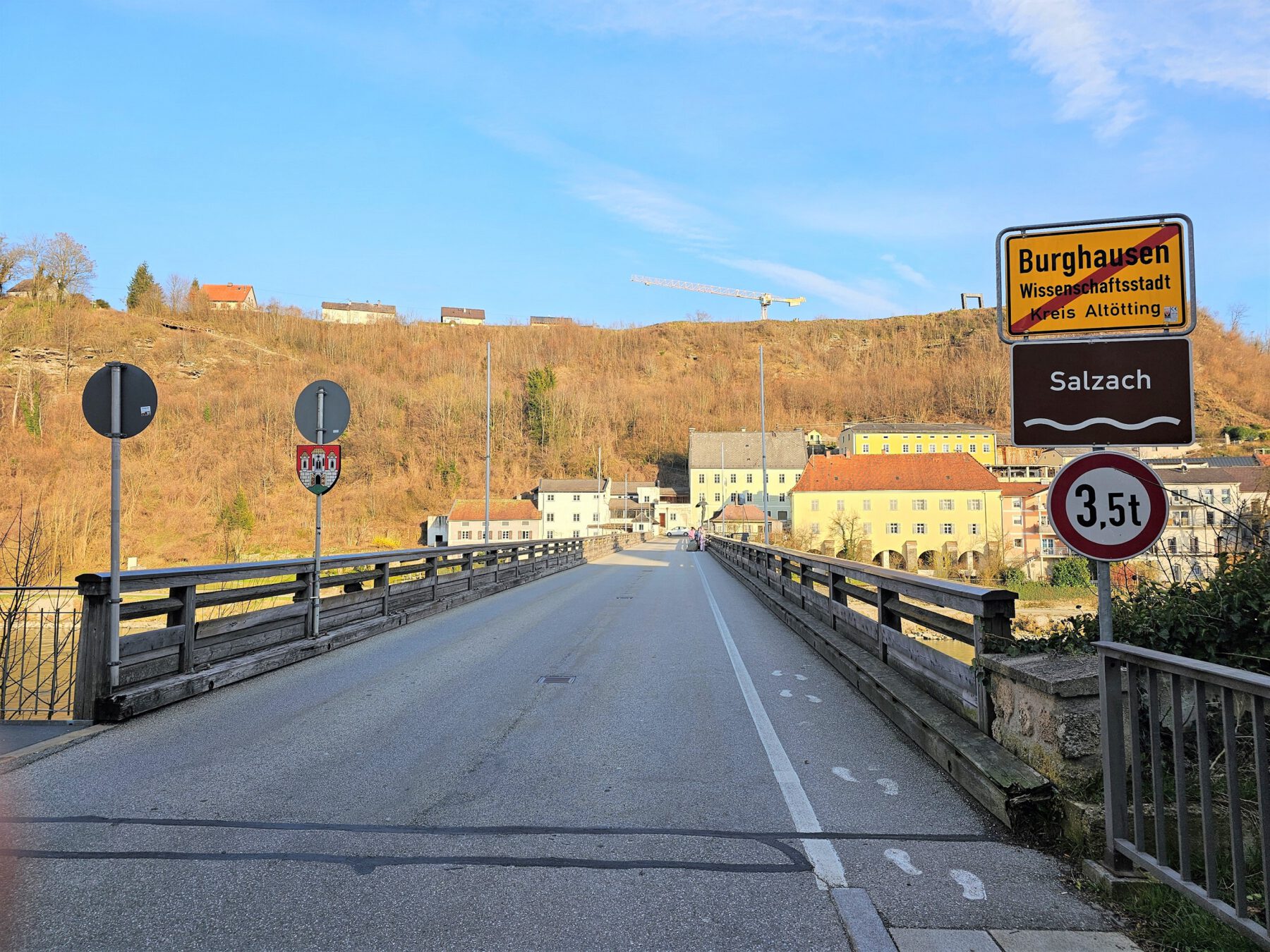 Das Holzgeländer der Alten Brücke wird in den Osterferien 2024 saniert. © Stadt Burghausen/ebh