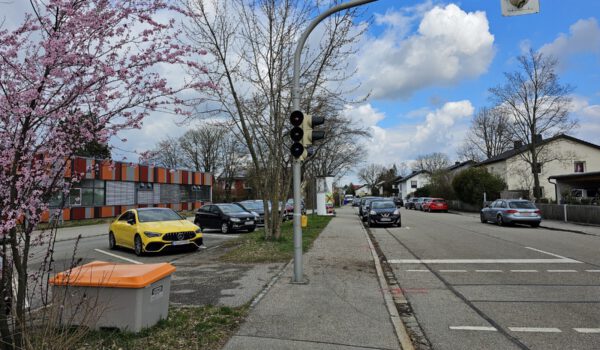 Im Zuge des Erweiterungsbaus der Hans-Kammerer-Schule und der Umgestaltung des Pausenhofs werden auch die Parkplätze entlang der Marienberger Str. vom 25. März bis 26. April 2024 neu gebaut. Die Straße ist deswegen gesperrt. © Stadt Burghausen/ebh