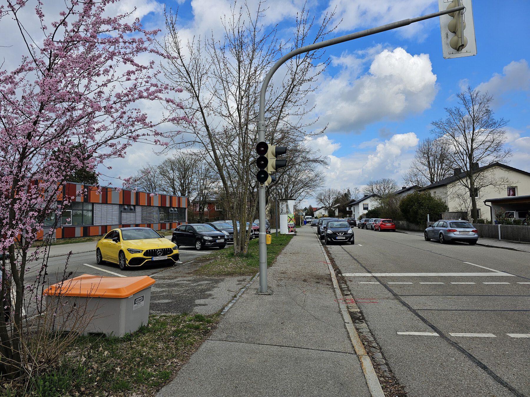 Im Zuge des Erweiterungsbaus der Hans-Kammerer-Schule und der Umgestaltung des Pausenhofs werden auch die Parkplätze entlang der Marienberger Str. vom 25. März bis 26. April 2024 neu gebaut. Die Straße ist deswegen gesperrt. © Stadt Burghausen/ebh