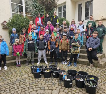 The third and fourth graders from the Hans Stethaimer School with the FÖJ members after the garbage collection campaign. © Photo City of Burghausen/ebh