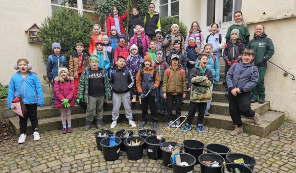 Die Dritt- und Viertklässler der Hans-Stethaimer-Schule mit den FÖJlerinnen nach der Müllsammelaktion. © Foto Stadt Burghausen/ebh