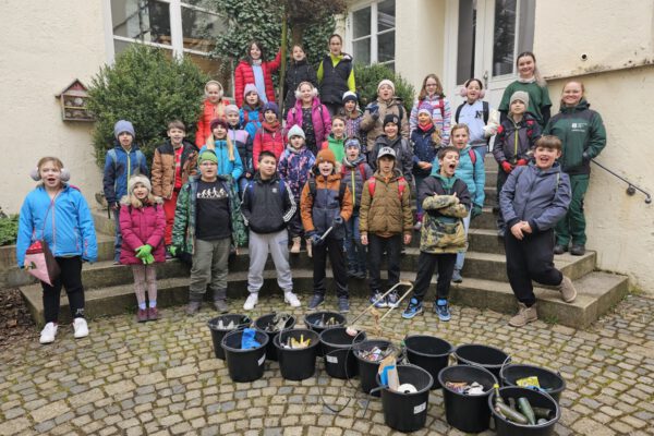 Die Dritt- und Viertklässler der Hans-Stethaimer-Schule mit den FÖJlerinnen nach der Müllsammelaktion. © Foto Stadt Burghausen/ebh Die Dritt- und Viertklässler der Hans-Stethaimer-Schule mit den FÖJlerinnen nach der Müllsammelaktion. © Foto Stadt Burghausen/ebh