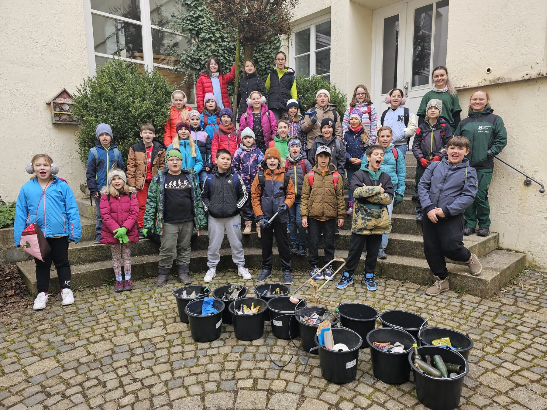 Die Dritt- und Viertklässler der Hans-Stethaimer-Schule mit den FÖJlerinnen nach der Müllsammelaktion. © Foto Stadt Burghausen/ebh