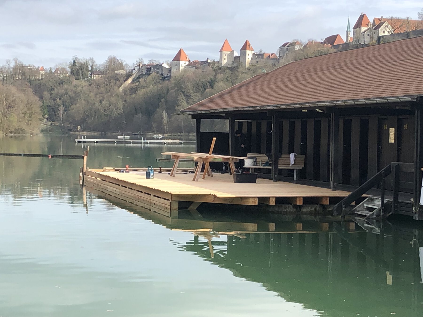 Die Arbeiten für den neuen Steg am Herrenbad sind im vollen Gange © Stadt Burghausen/sast