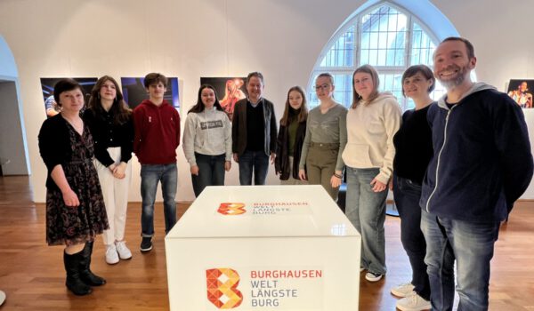 Die Delegation aus der slowenischen Partnerstadt Ptuj begleitet durch Stefan Angstl vom Aventinus Gymnasium im Rathaus mit Erstem Bürgermeister Florian Schneider. Fotocredit: Stadt Burghausen/köx