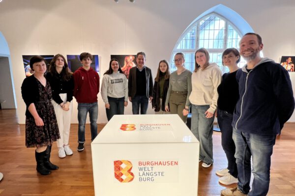 PM 71 Gastschüler aus Ptuj zu Gast im Burghauser Rathaus gelebte Städtepartnerschaft Die Delegation aus der slowenischen Partnerstadt Ptuj begleitet durch Stefan Angstl vom Aventinus Gymnasium im Rathaus mit Erstem Bürgermeister Florian Schneider. Fotocredit: Stadt Burghausen/köx