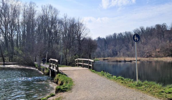 Die Brücke über den Wöhrsee wird ab 2. April 2024 erneuert. Deswegen ist der Weg über den Wöhrsee bis voraussichtlich 26. April 2024 gesperrt. © Stadt Burghausen/ebh