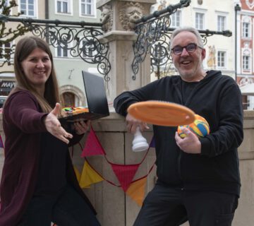 Anna Leitmann, head of the IT department, and Hannes Schwankner, head of youth work, are pleased that many providers have already started to enter their courses into the program themselves. © City of Burghausen/ebh