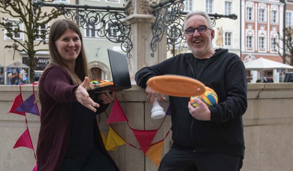 Anna Leitmann, Leiterin der IT-Abteilung, und Hannes Schwankner, Leiter der Jugendarbeit, freuen sich, dass schon jetzt viele Anbieter begonnen haben, ihre Kurse selbst in das Programm einzutragen. © Stadt Burghausen/ebh