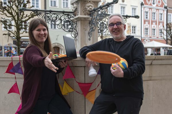 Anna Leitmann, Leiterin der IT-Abteilung, und Hannes Schwankner, Leiter der Jugendarbeit, freuen sich, dass schon jetzt viele Anbieter begonnen haben, ihre Kurse selbst in das Programm einzutragen. © Stadt Burghausen/ebh