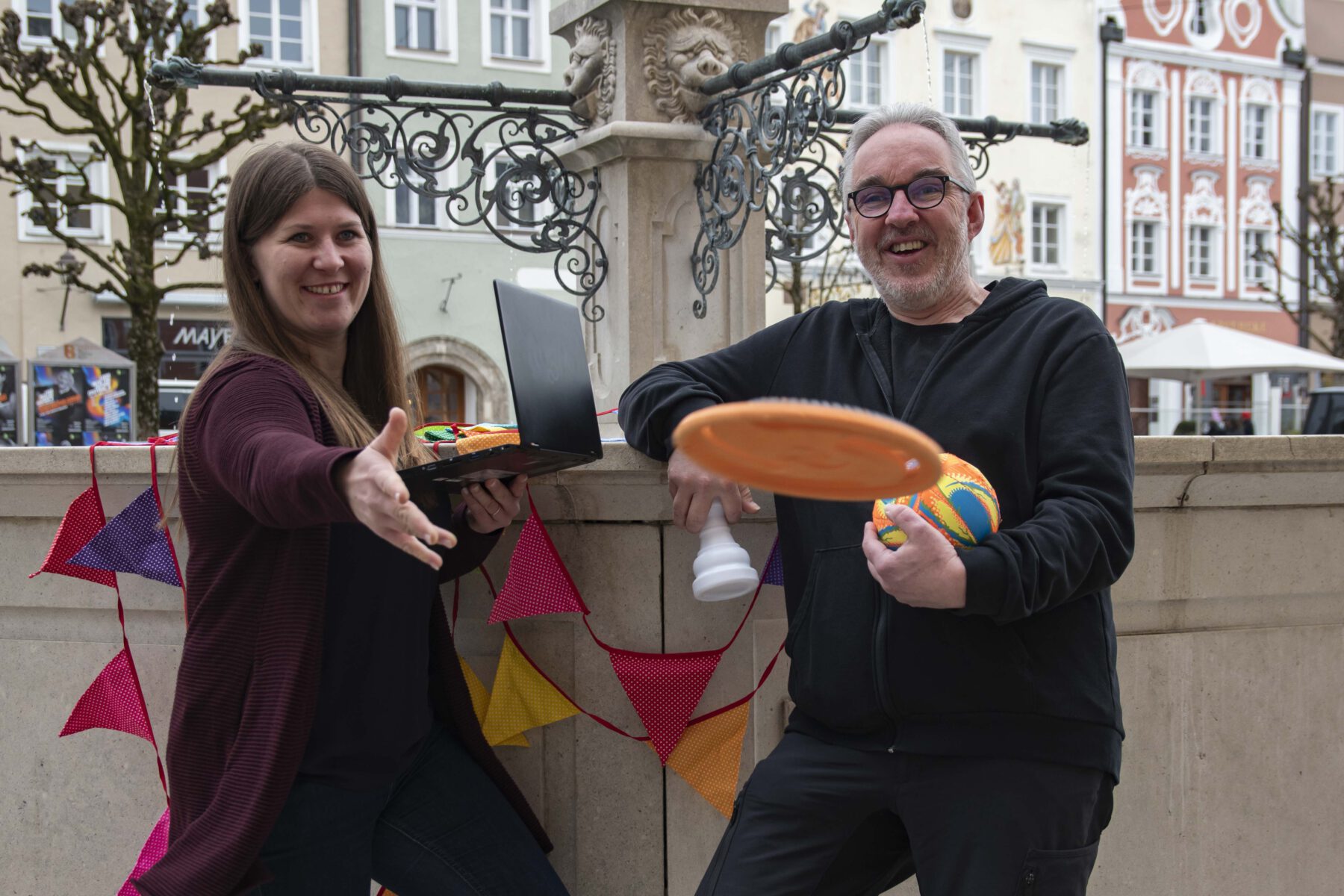 Anna Leitmann, Leiterin der IT-Abteilung, und Hannes Schwankner, Leiter der Jugendarbeit, freuen sich, dass schon jetzt viele Anbieter begonnen haben, ihre Kurse selbst in das Programm einzutragen. © Stadt Burghausen/ebh