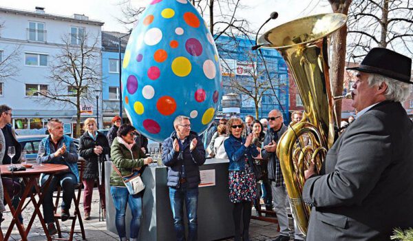 Am verkaufsoffenen Swinging Sunday swingt und groovt es in den Burghauser Einkaufsstraßen der Neu- und Altstadt. Fotocredit: Werbering Burghausen