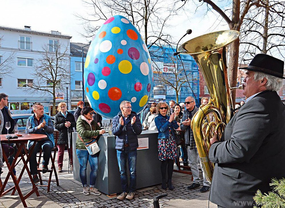 Am verkaufsoffenen Swinging Sunday swingt und groovt es in den Burghauser Einkaufsstraßen der Neu- und Altstadt. Fotocredit: Werbering Burghausen