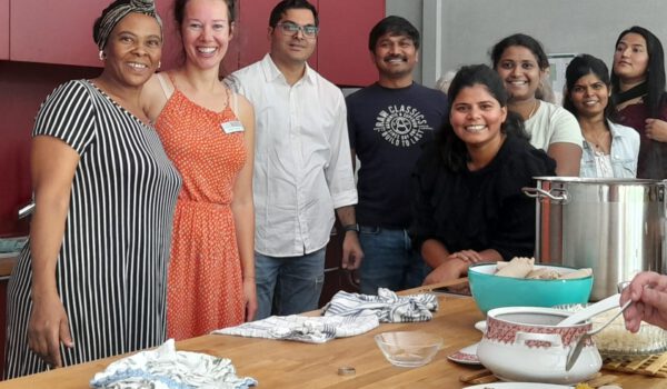20230917_Koeche_FreeLunch1 Nicht jeder kann sich einen Besuch im Restaurant leisten. Wie schön ist es jedoch, sich an einen liebevoll gedeckten Tisch zu setzen und ein leckeres Essen und Getränke zu genießen…? Und auch gegen das Alleinsein hilft so ein gemeinsames Mittagessen! Foto: Haus der Familie