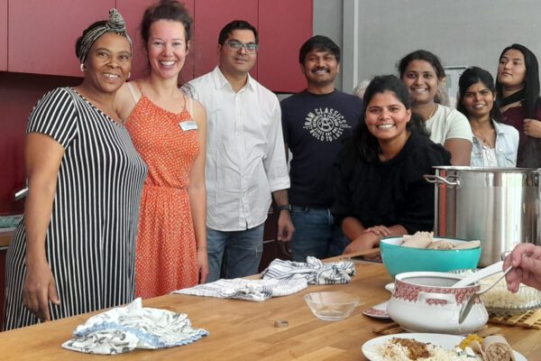 20230917_Koeche_FreeLunch1 Nicht jeder kann sich einen Besuch im Restaurant leisten. Wie schön ist es jedoch, sich an einen liebevoll gedeckten Tisch zu setzen und ein leckeres Essen und Getränke zu genießen…? Und auch gegen das Alleinsein hilft so ein gemeinsames Mittagessen! Foto: Haus der Familie
