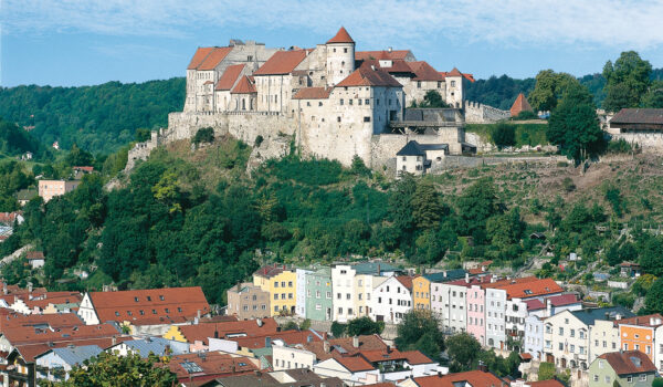 Burg zu Burghausen, Hauptburg von Nordosten. Bei der Abbildung auf dem Cover des AF wurde fälschlicher Weise von der Bildbearbeitung ganz rechts ein Turm dazu hineinkopiert