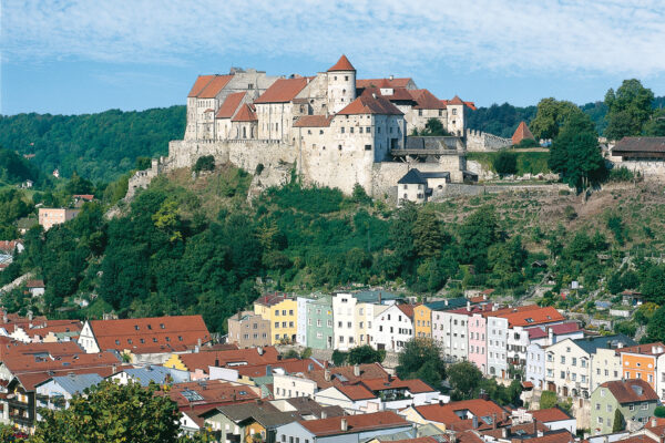 Burg zu Burghausen, Hauptburg von Nordosten. Bei der Abbildung auf dem Cover des AF wurde fälschlicher Weise von der Bildbearbeitung ganz rechts ein Turm dazu hineinkopiert