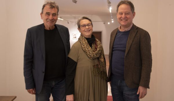 VdK Vorsitzender Altbürgermeister Hans Steindl (v.l.), AWO-Ortsvereinsvorsitzende Marianne Ströber-Saile sowie Erster Bürgermeister Florian Schneider initiieren gemeinsam den Infoabend am 12. April im Bürgerhaus. Fotocredit: Stadt Burghausen / ebh lt-Bgm Hans Steindl, Frau Marianne Ströber-Saile und 1. Bürgermeister Florian Schneider VdK Vorsitzender Altbürgermeister Hans Steindl (v.l.), AWO-Ortsvereinsvorsitzende Marianne Ströber-Saile sowie Erster Bürgermeister Florian Schneider initiieren gemeinsam den Infoabend am 12. April im Bürgerhaus. Fotocredit: Stadt Burghausen / ebh